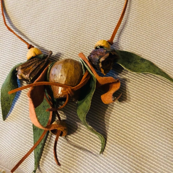 Felt leaves leather wooden Necklace - Picture 7 of 8